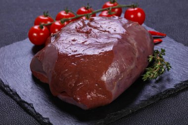 Çiğ domuz ciğeri pişmeye hazır.