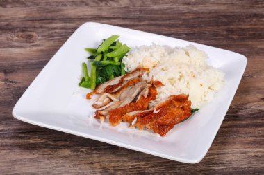 Kavrulmuş ördek göğsü ve otlar ile Pirinç