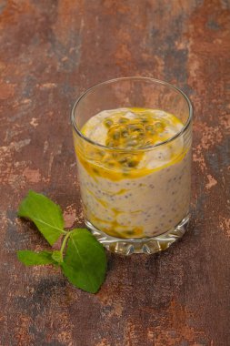 Chia 'lı puding ve naneli tutku meyvesi.