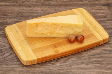 Tahtanın üzerinde fındıklı parmesan peyniri.