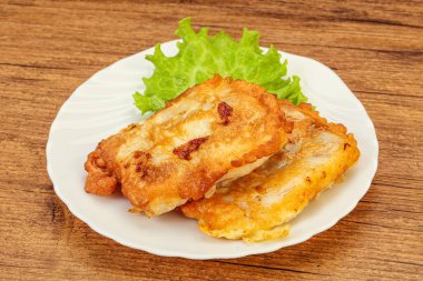 Ekmeğin içinde kızarmış morina balığı