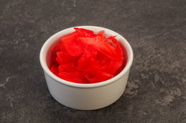 Asya mutfağı terbiye edilmiş zencefil kökü kasede.