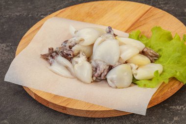 Çiğ deniz ürünleri, güvertede pişirmek için mürekkep balığı.