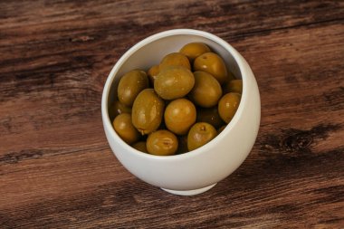 Kavanozda yeşil zeytin turşusu