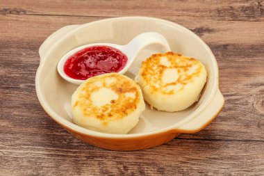 Kahvaltıda çilek reçelli süzme peynirli krep.