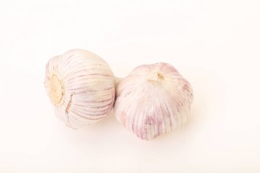 Taze ve lezzetli sarımsak izole edilmiş.