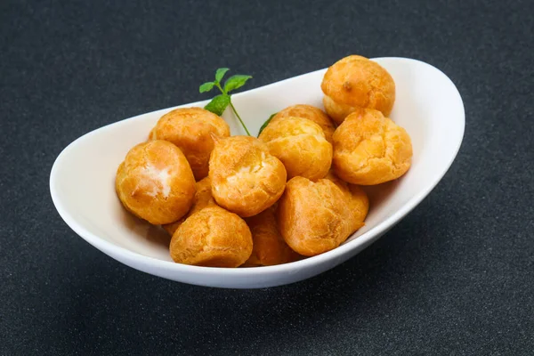 Zoete Smakelijke Profiteroles Hoop Kom Geserveerd Munt — Stockfoto