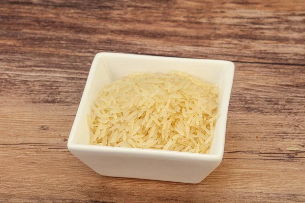 Tabakta çiğ Hint basmati pilavı