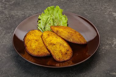 Fırında patates ve biberiye servis edilen baharatlar.