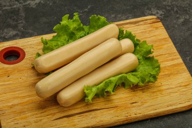 Salata yapraklı tavuk beyaz sosisi.