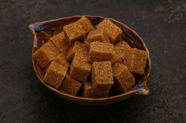 Kahverengi baston şeker yavruları kasede