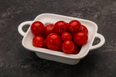 Kasede kırmızı vişneli domates turşusu