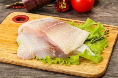 Pişirmek için çiğ pangasius fileto balığı.