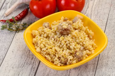 Et ve baharatlı bulgur.