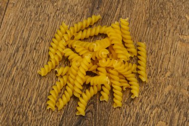 Çiğ çiğ İtalyan makarnası bowlinge hazır.