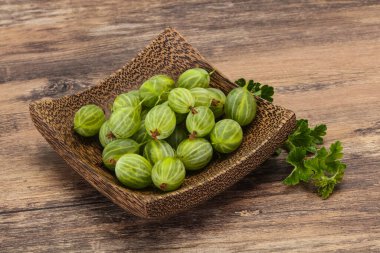 Yapraklı taze, yeşil, tatlı bektaşi üzümü.