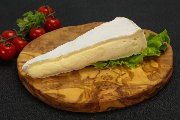 Brie Triangle Fromage Servi Feuilles Salade — Photo