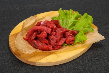 Çiğ et dilimlenmiş, pişirmeye hazır.