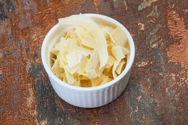 Hindistan cevizi kuru cipsi kasede atıştırmalık.