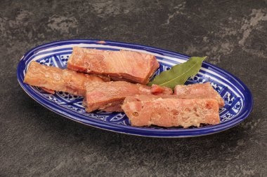 Salata için konserve ton balığı.