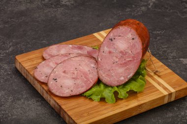 Baharatlı ve otlu füme jambon.