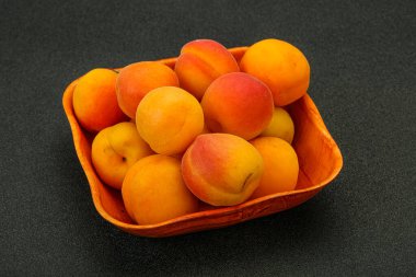 Taze, tatlı, birkaç kayısı meyvesi.