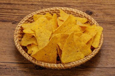 Meksika mısır cipsi üçgen yığını.