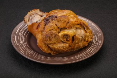 Baharatlı ve otlu domuz budu.