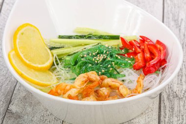 Asya mutfağı, karides ve sebzeli selofan erişte.