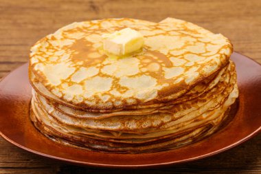 Bir yığın tereyağlı Rus geleneksel gözlemesi.