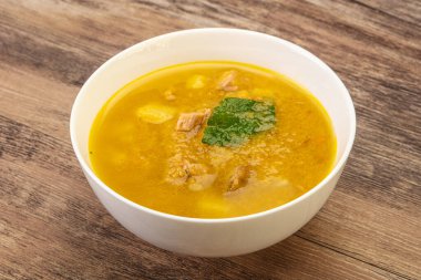 Füme et ve sebzeli bezelye çorbası.