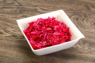 Kasede pancar kökü olan marine edilmiş kırmızı lahana.