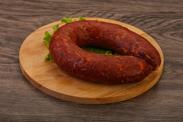 Krakowska Wurst Über Dem Brett Mit Kräutern Und Gewürzen — Stockfoto