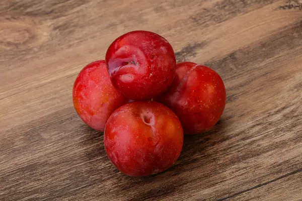 Rijp Zoete Smakelijke Rode Pruimenhoop — Stockfoto