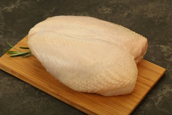 生全体鶏の胸肉とともに皮膚はローズマリーを務め — ストック写真