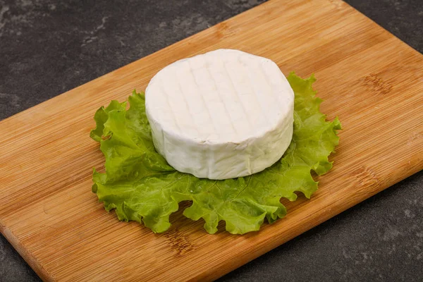 Delizioso Brie Tradizionale Formaggio Morbido Rotondo — Foto Stock