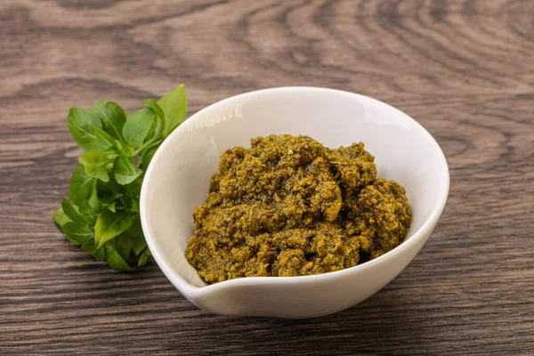 Fesleğen ve sedir fıstıklı yeşil sos sosu.