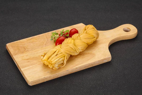 Kaukasischer Traditioneller Zopf Käse Serviert Tomaten Und Basilikumblätter — Stockfoto