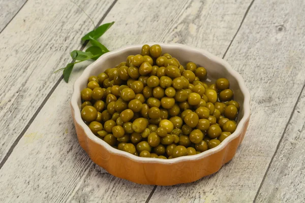 Guisantes Verdes Enlatados Tazón Servido Hojas —  Fotos de Stock