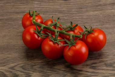 Taze olgun domates dalıyla izole edilmiş.