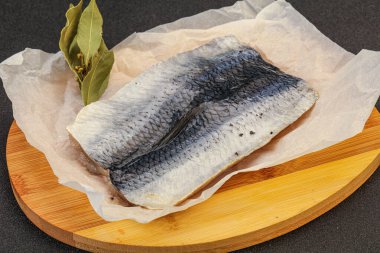 Güvertede deri ve baharatlı ringa filetosu.