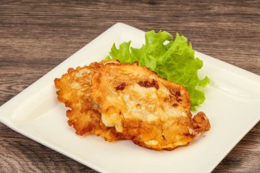 Ekmeğin içinde kızarmış morina balığı