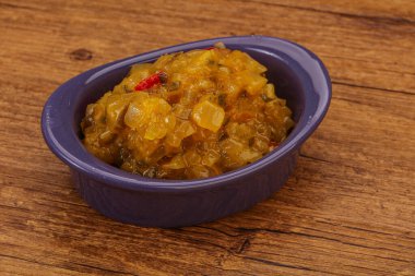 Salatalık ve hardal tohumlu sos.