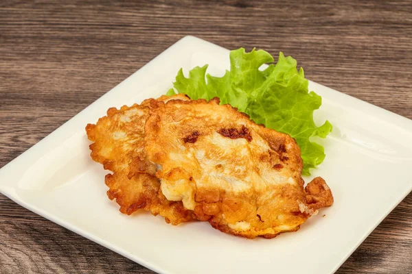 Ekmeğin içinde kızarmış morina balığı