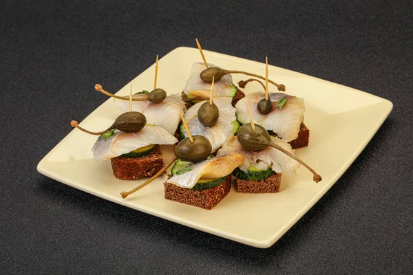 Ringa fileto kanepe aperatifi, yabanmersini ve salatalık.