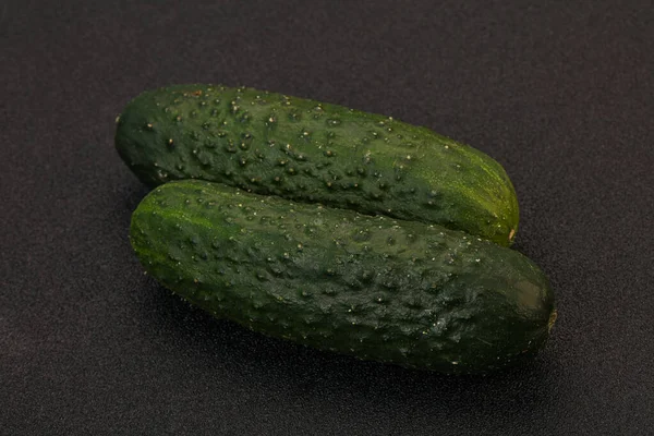 Зелені Свіжі Два Огірки Над Фоном — стокове фото