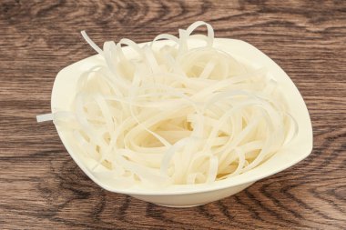 Haşlanmış pirinç eriştesi pişirmeye hazır.