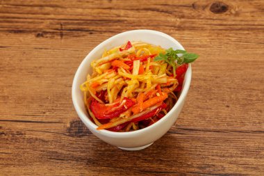 Havuç ve biberli vejetaryen lahana salatası 