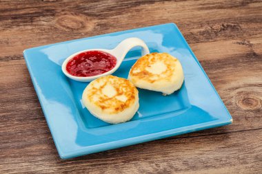 Kahvaltıda çilek reçelli süzme peynirli krep.