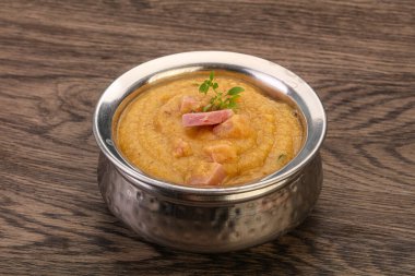 Füme domuz pirzolası ve bezelye kremalı çorba.